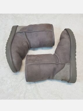 Ugg‎ Gray Sheepskin Classic Fuzzy Casual Cozy Winter Tall Boot Bootie Women 8